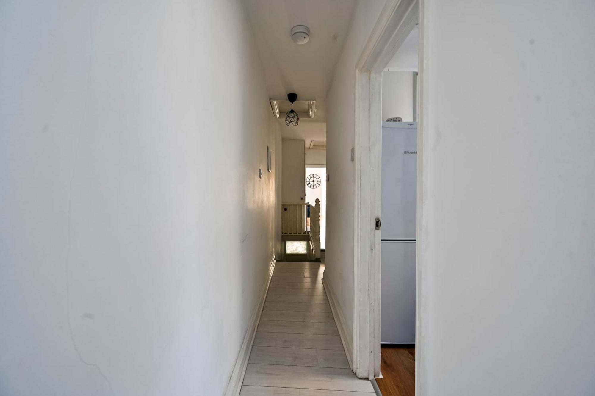 2-bed, Sleeps 8 In Leyton E10, Near Stratford Londen
