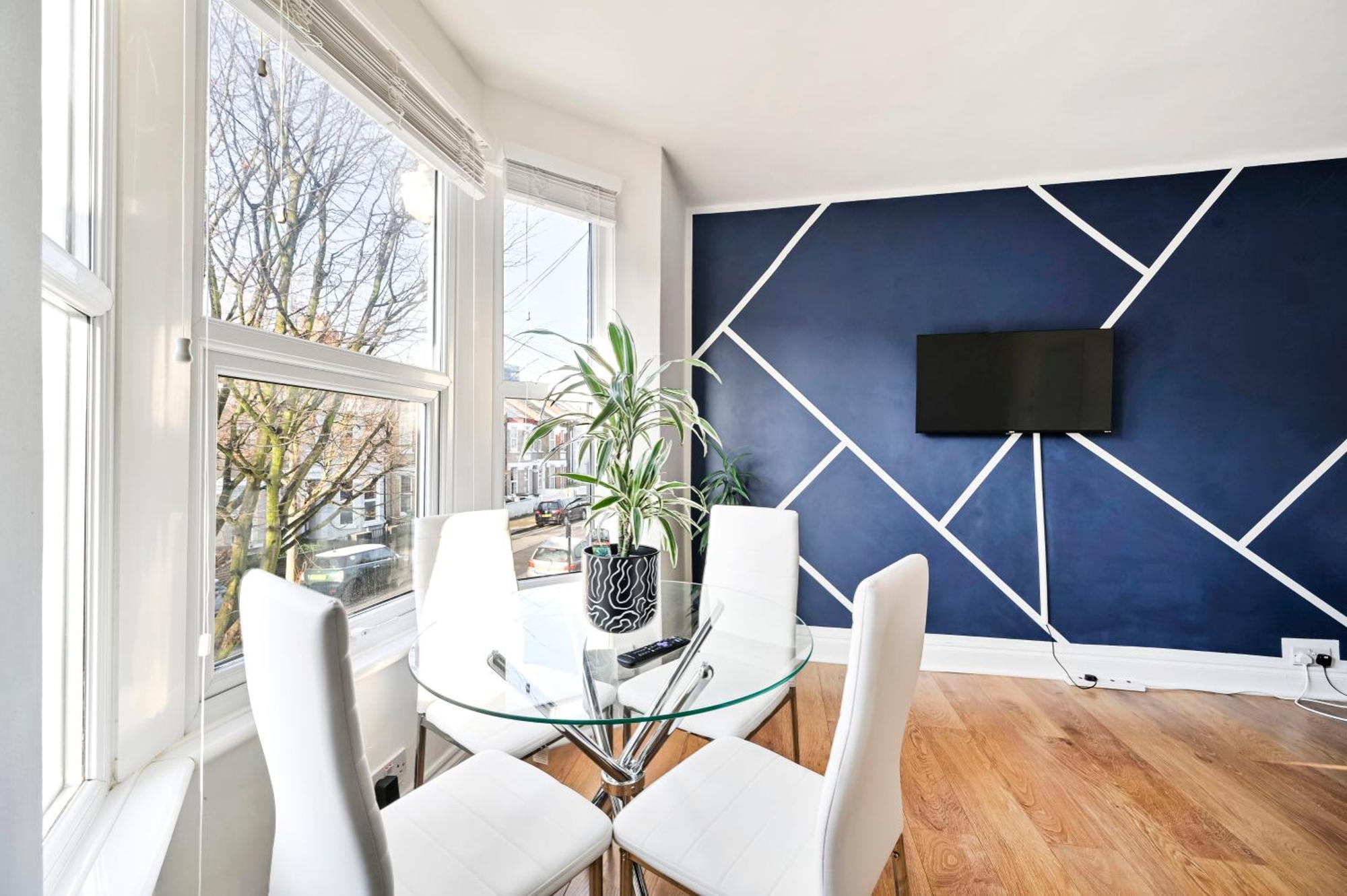 Appartement 2-bed, Sleeps 8 In Leyton E10, Near Stratford Londen